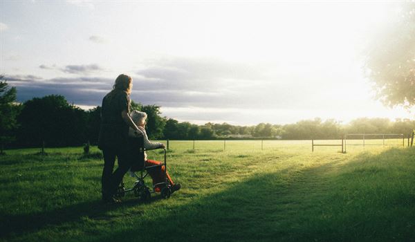 carer_in_green_field